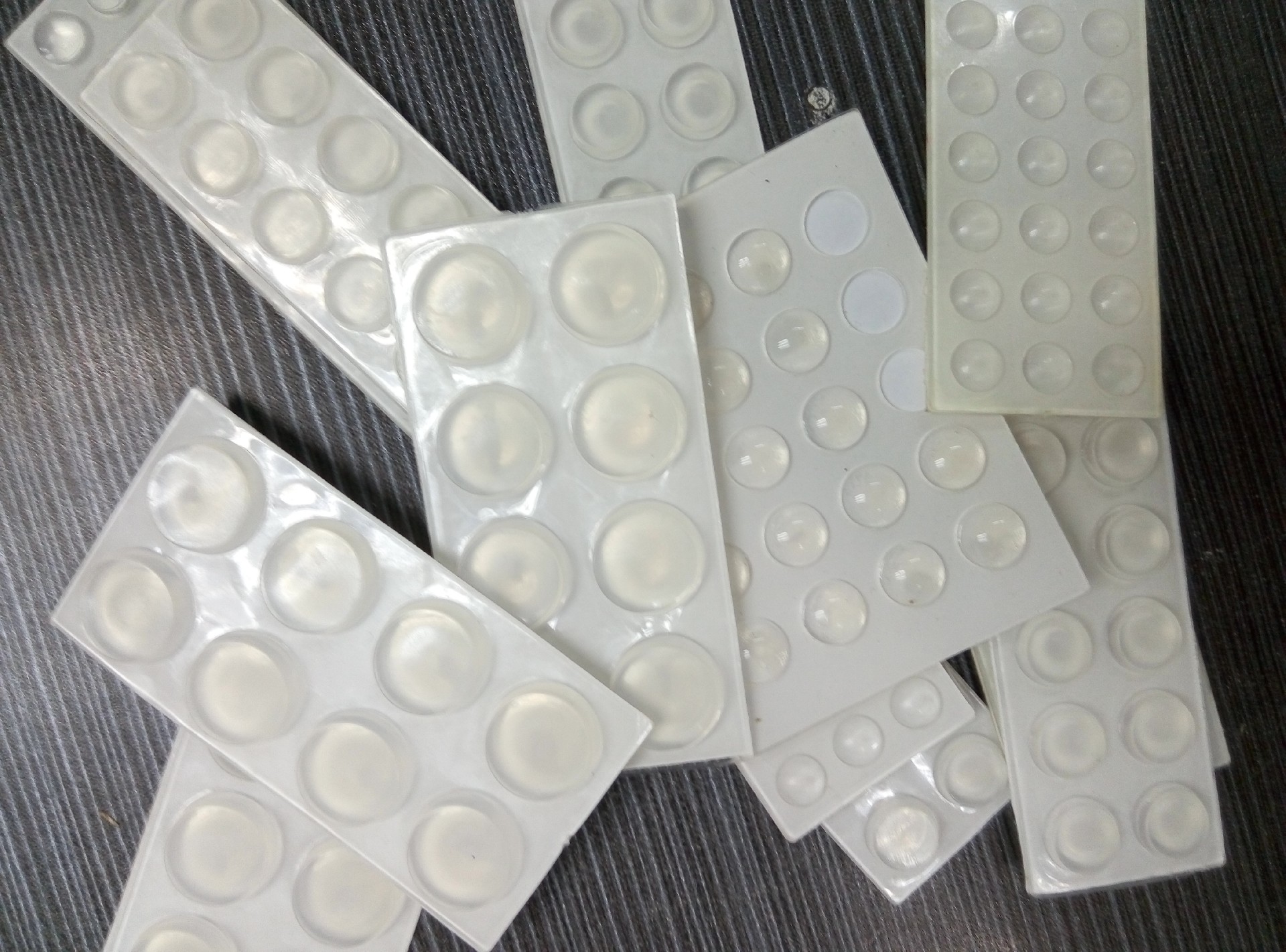 硅膠沖壓生產(chǎn)設(shè)備案例